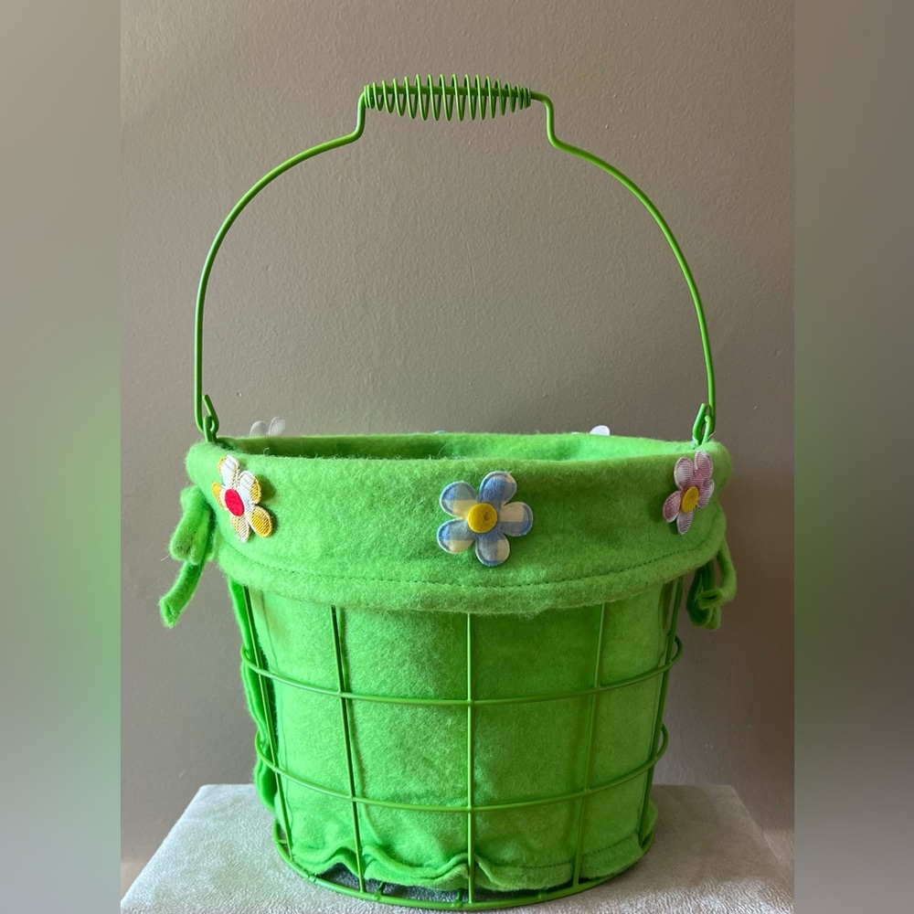 Green Wire Basket With Removable Liner. NEW